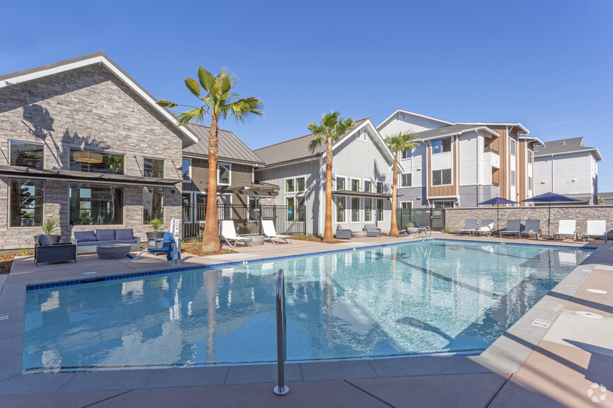 Pool - Gateway Station Apartments