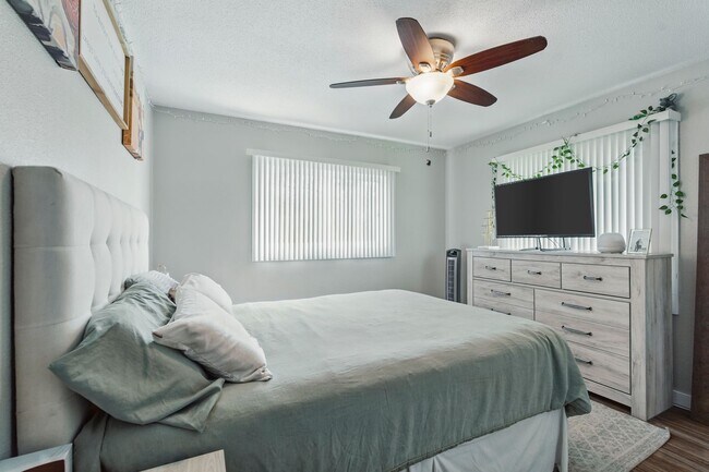 Building Photo - 927-933 Park Ave W