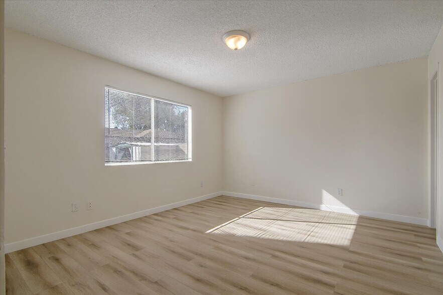 Building Photo - 9223 Langdon Ave