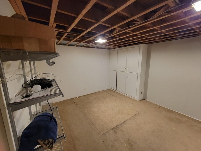 Building Photo - 3 bedroom house 1.5 bathroom