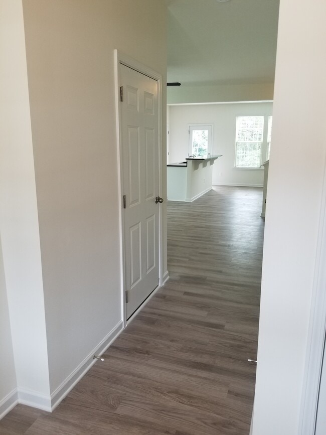 Building Photo - 54 E Grove Point Dr