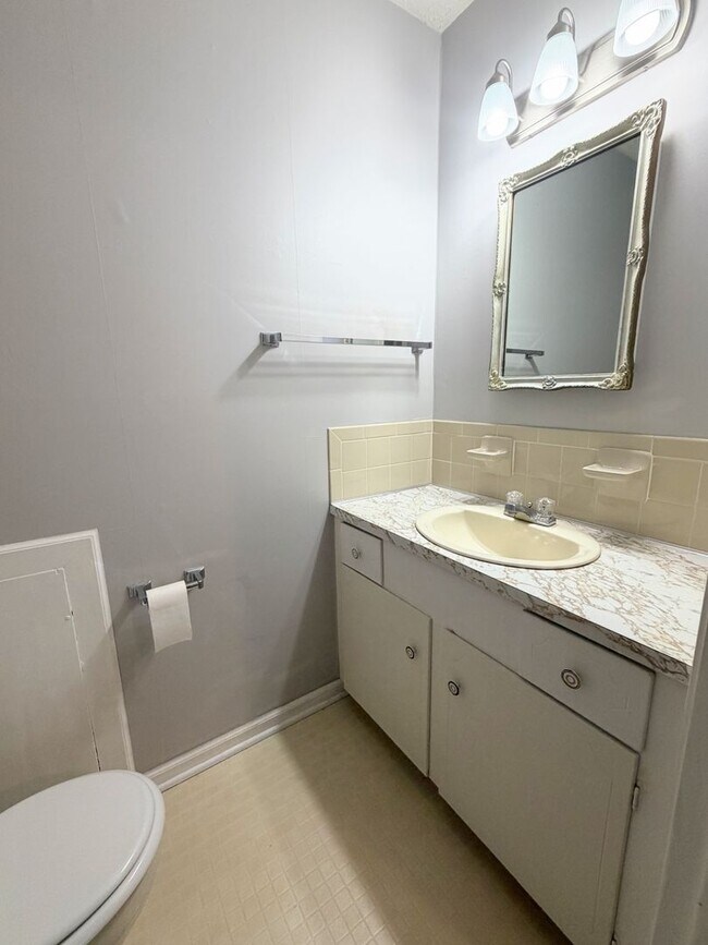 Building Photo - 919 Sandusky Dr