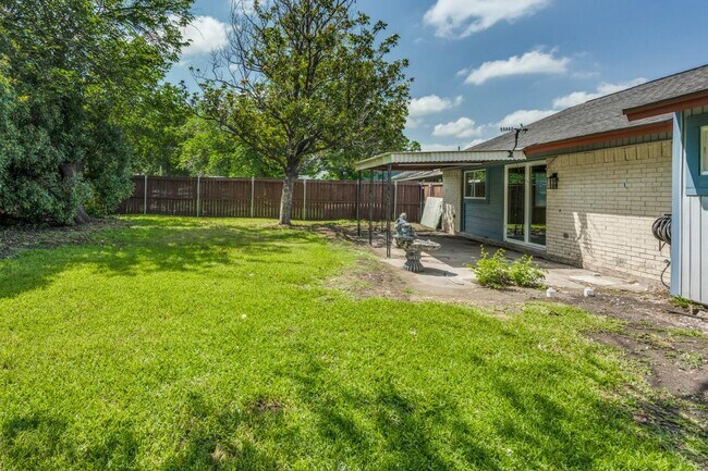 Building Photo - 4825 Cloverdale Ln