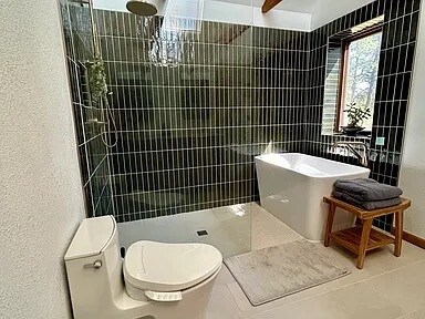 Main bedroom en suite bath - 519 Sugarloaf Rd