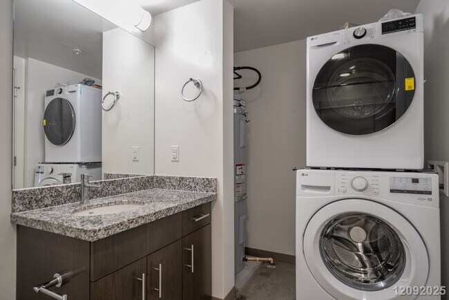 Building Photo - Ke Kilohana –$2700 Modern 1 Bed / 1 Bath Condo with Parking in Ward Village