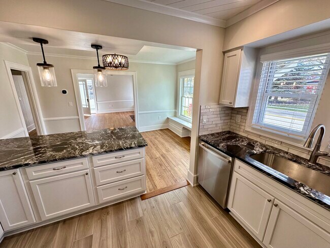 Building Photo - 992 Palmer