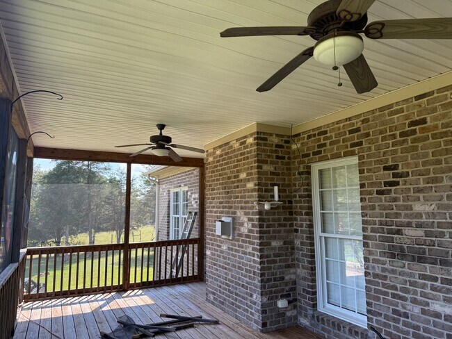 Building Photo - Beautiful Brick Home in NW School District
