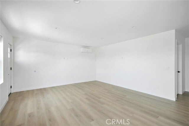 Building Photo - 842 E Cypress Ave