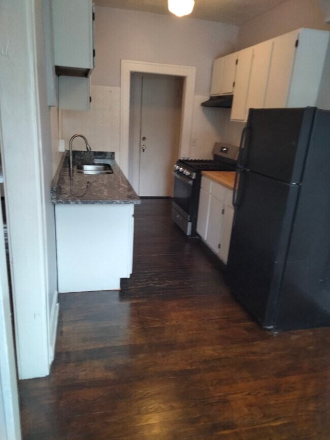 Building Photo - 1220 W 104th St