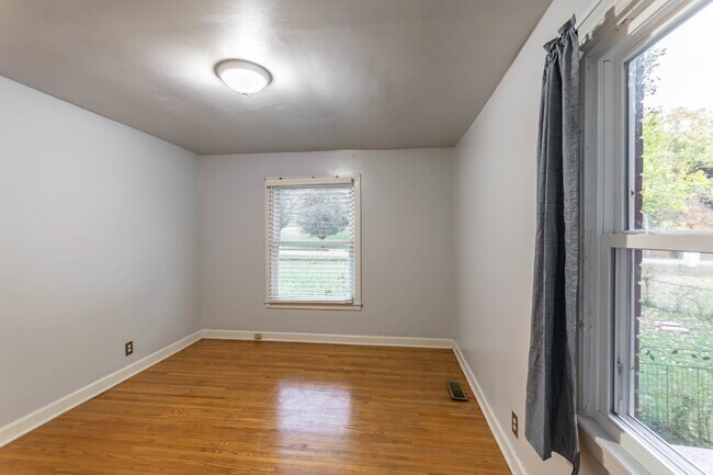 Building Photo - Fantastic 3/2 East Nashville w/ Bonus Room & Sunroom!