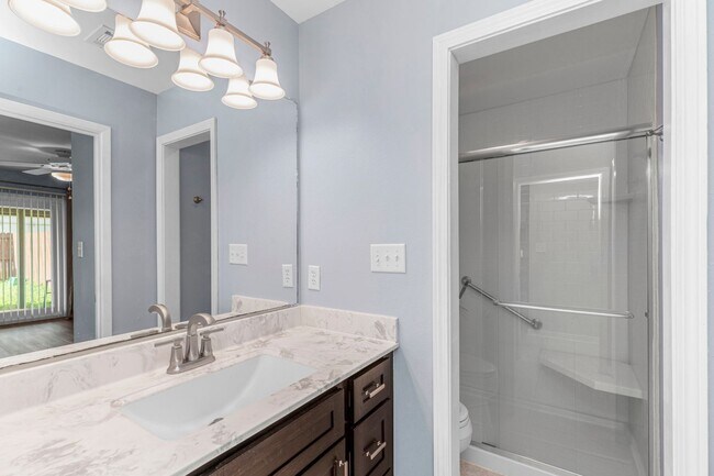 Building Photo - 2BD / 2BA Home Near Eglin AFB and Downtown...
