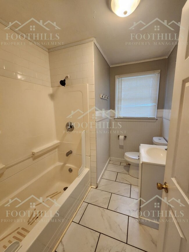 Building Photo - Spacious 3-Bedroom Near Anderson Universit...