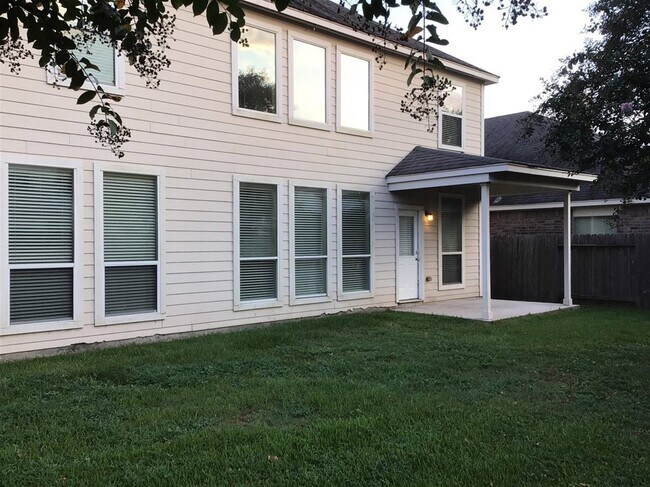 Building Photo - 2718 Lakecrest Way Dr