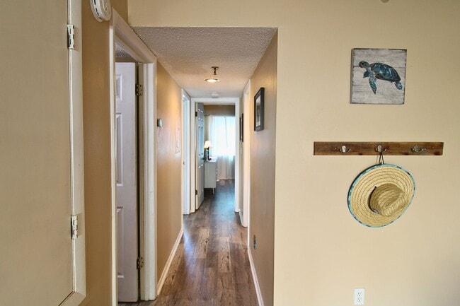 Building Photo - Beachside Bliss: Stunning 2 Bed, 2 Bath Co...