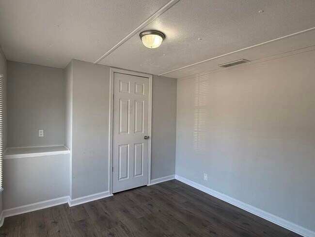 Building Photo - 107 Gouge Dr