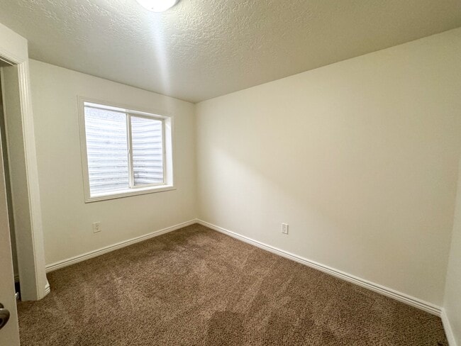 Building Photo - 1040 N 130 W