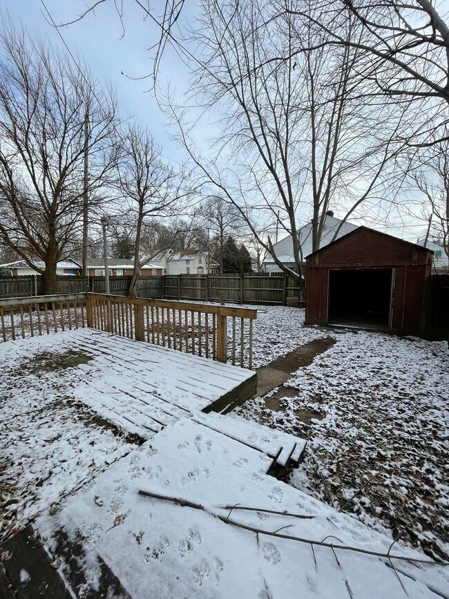 Building Photo - 5 Bedroom Available NOW