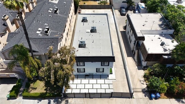 Building Photo - 7010 Lennox Ave