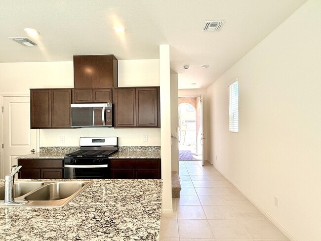 Building Photo - Modern 3BR Home - Prime Location
