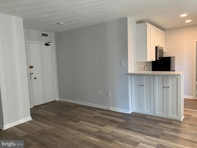 Building Photo - 135 S 19th St