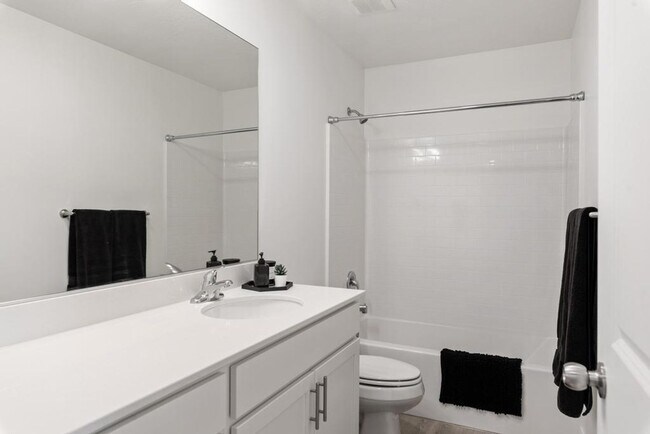 Building Photo - Desert Color Townhome 4-Bedrooms!