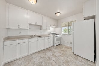 Building Photo - Newly renovated 2 bedroom 1 bath unit in R...