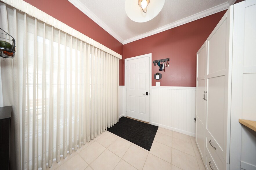 Entry/Mudroom - 39 Ives St