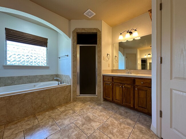 Building Photo - * Move-In Special * Beautiful 4 Bed / 2 Bath Home in Fort Smith