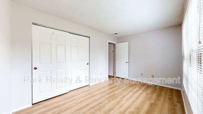 Building Photo - 12024 W Cross Dr