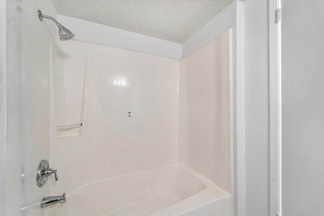 Building Photo - 15919 Golf Club Dr