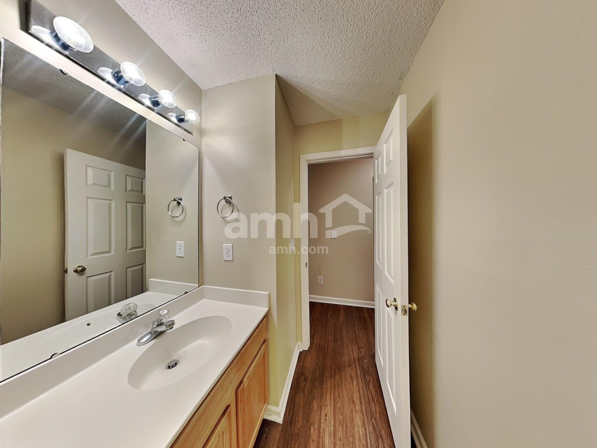 Building Photo - 15464 Stone Hollow Dr