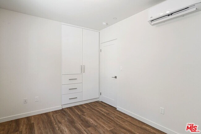 Building Photo - 1166 Cochran Ave