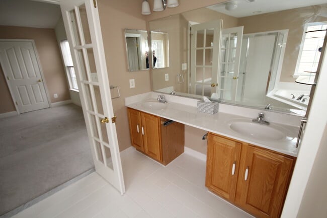 Building Photo - *Coming Soon!*  Large end unit town home i...