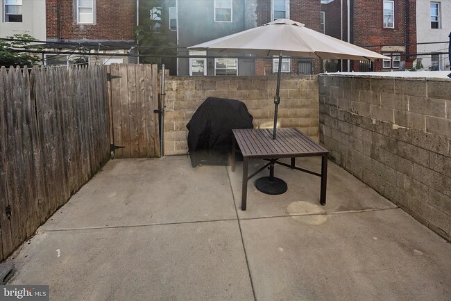 Building Photo - Modern 3-Bedroom Rowhome with Backyard Pat...