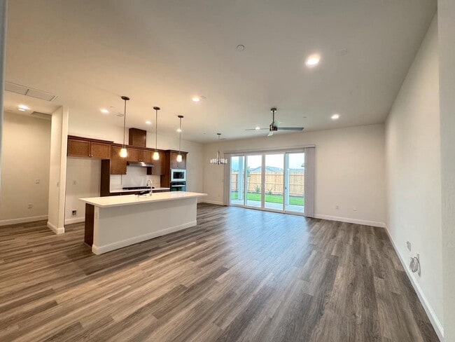 Building Photo - 2042 Daffodil St