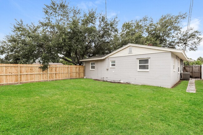 Building Photo - 779 Lynndale St N