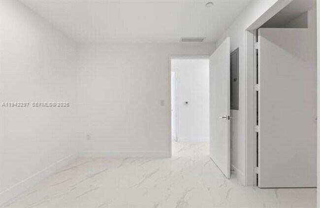 Building Photo - 700 NE 24th St