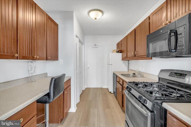 Building Photo - 4141 Henderson Rd