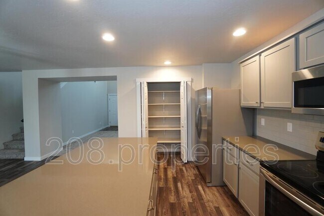 Building Photo - 13776 S Piano Ave
