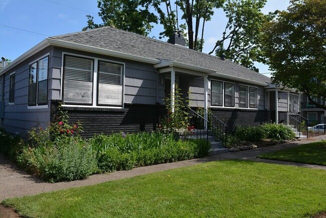 Building Photo - 5731 N Montana Ave