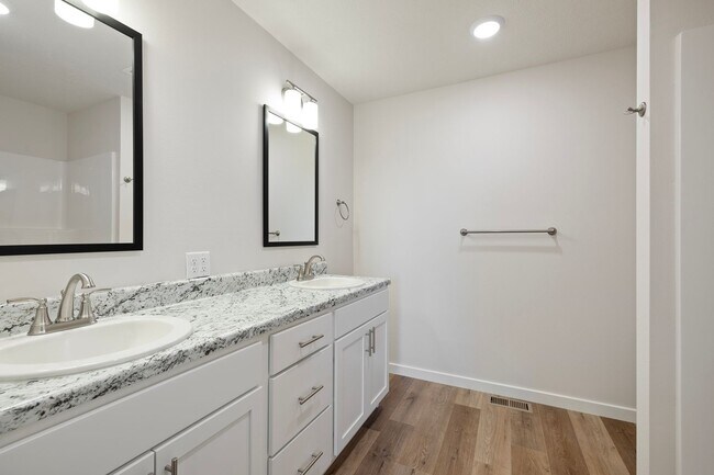 Building Photo - 2565 S Cheri Dr