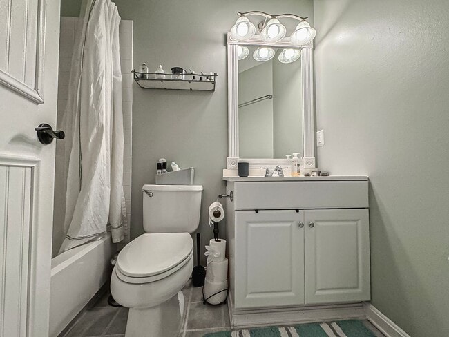 Building Photo - Light-filled and Spacious 3 Bed 2 Bath Tow...