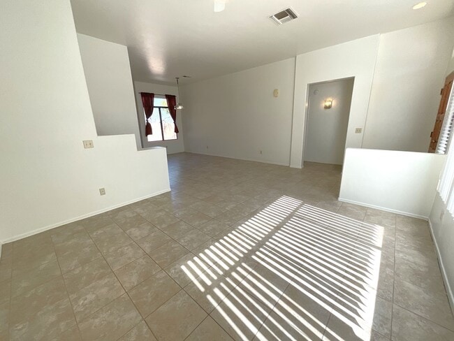 Building Photo - Convenient Eastside location on cul-de-sac