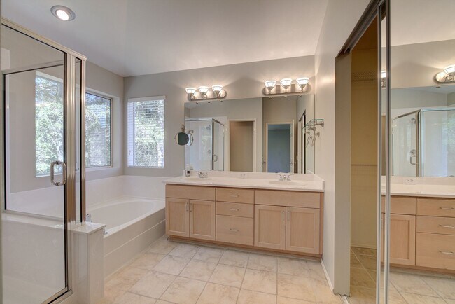 Building Photo - 4Bd/2.5Ba Sammamish Home