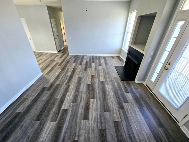 Building Photo - NEW LISTING: Stunning 3 Bed, 2 Bath Condo in Burlington!