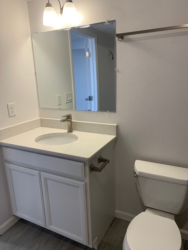 Building Photo - Beautiful Townhome In Monument With Two Ma...