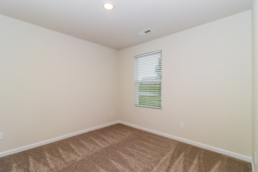 Building Photo - 220 Grassy Meadow Ln