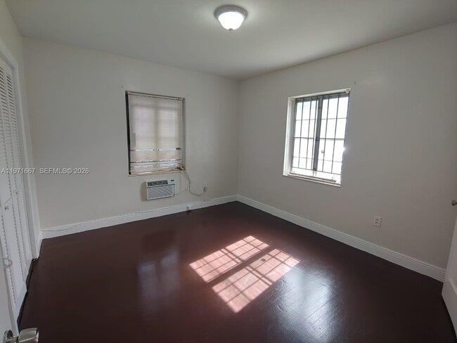 Building Photo - 1465 NE 149th St