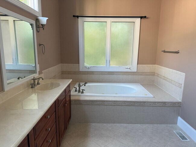 Building Photo - Luxury Living: 4 Bedroom home in Chapel Hill w/ spacious interior | 2 Year Lease Term