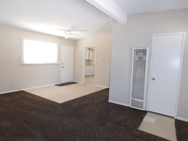 Building Photo - 4BD/2BA In La Mirage. Large Backyard!